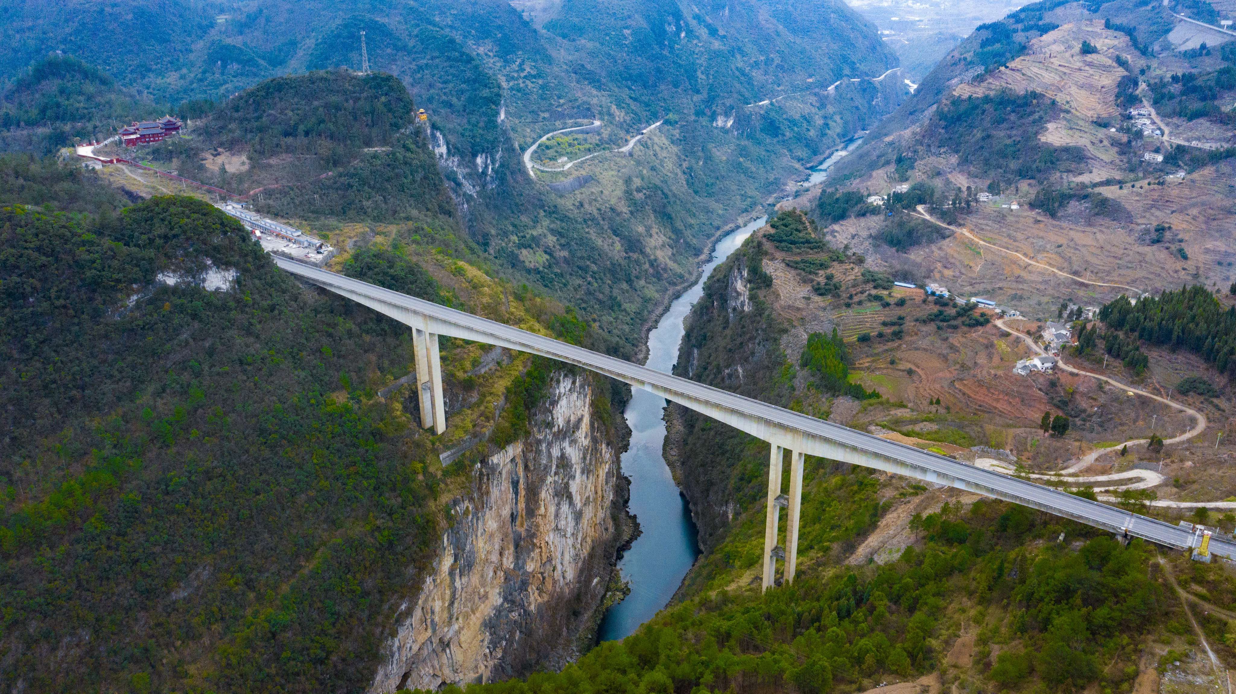 DJI_0818---貴陽至畢節(jié)高等級公路六廣河大橋。貴州日報(bào)天眼新聞?dòng)浾? 聞雙攝.JPG