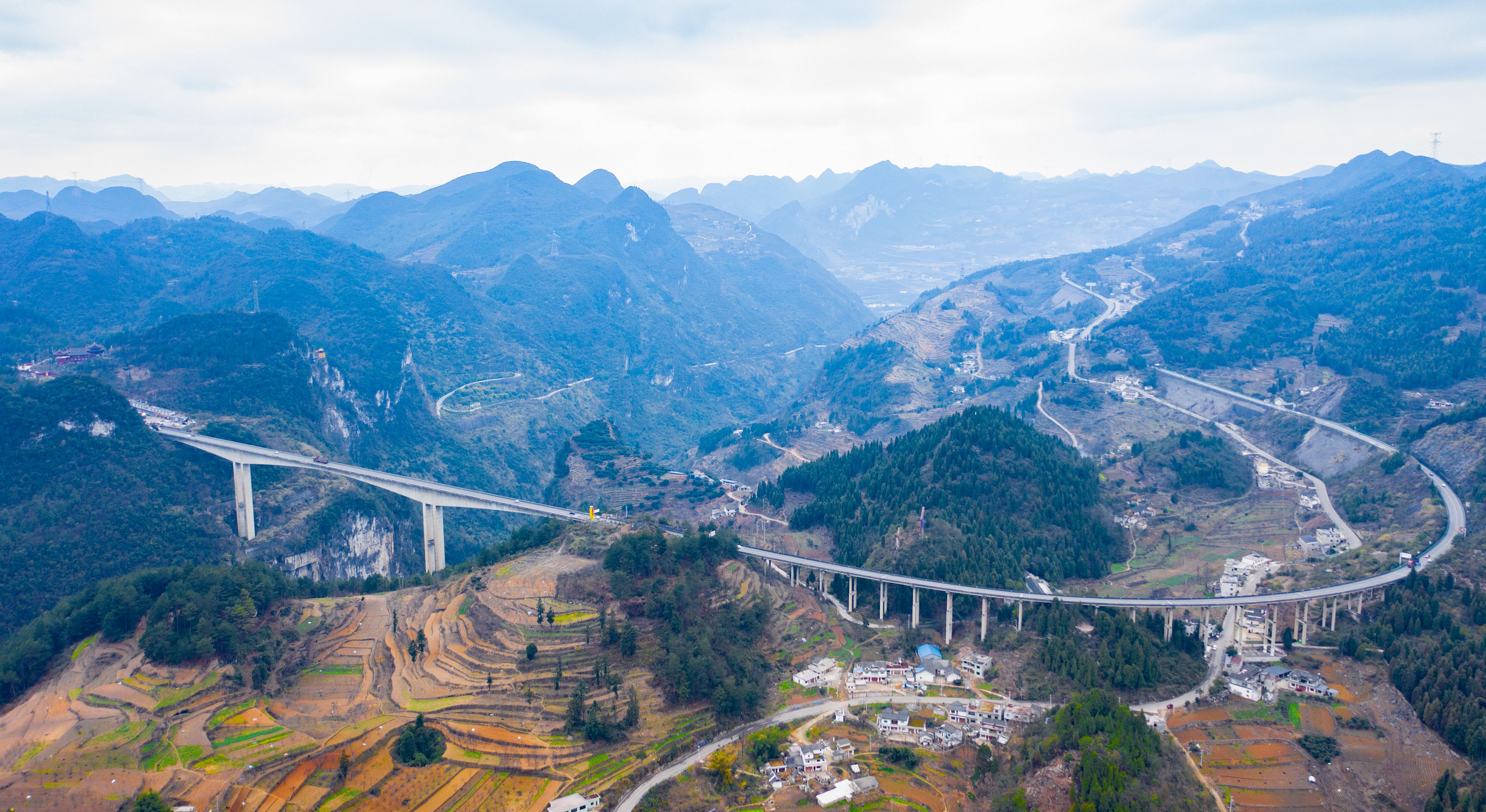 DJI_0813---貴陽(yáng)至畢節(jié)高等級(jí)公路六廣河大橋。貴州日?qǐng)?bào)天眼新聞?dòng)浾? 聞雙攝.JPG
