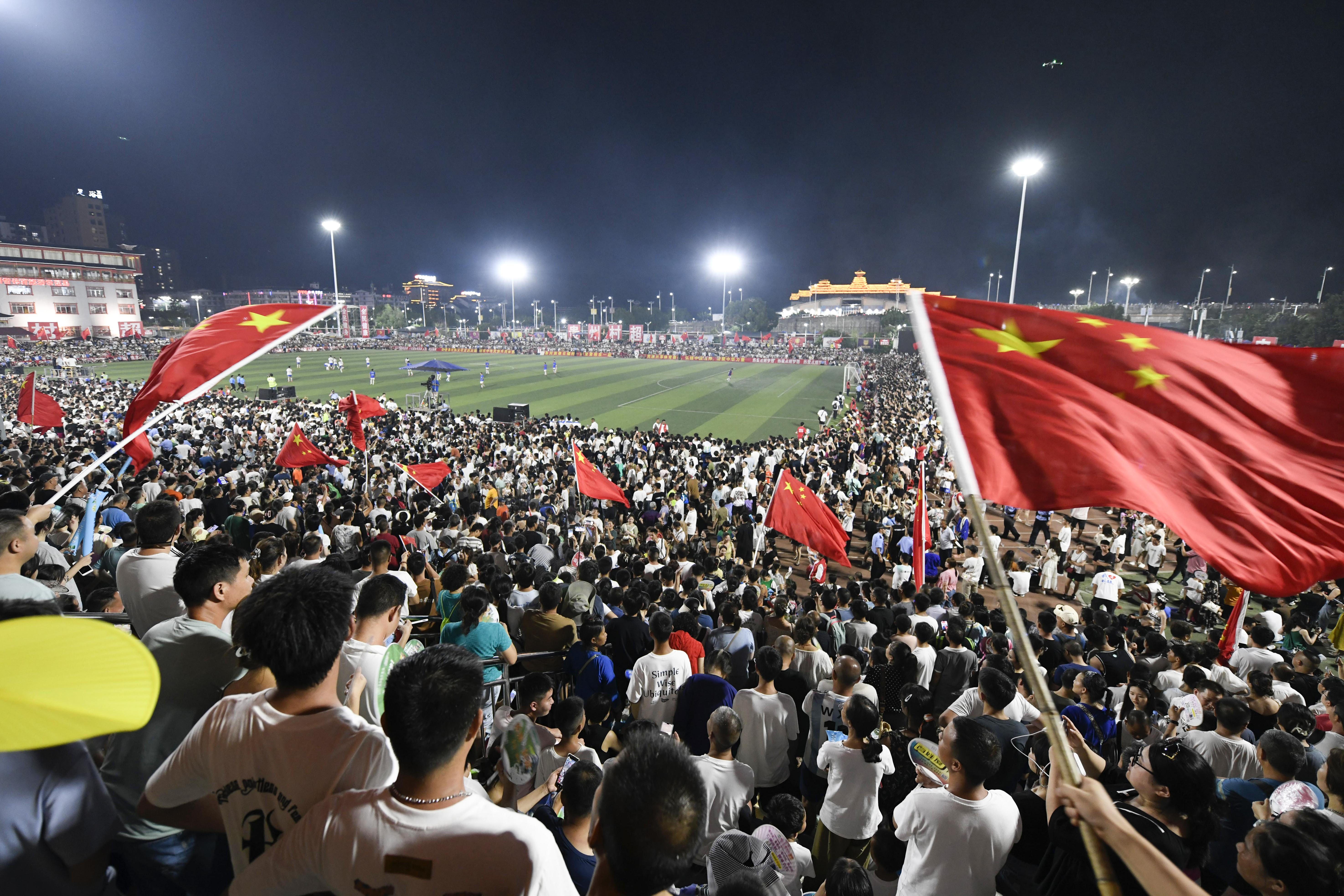 2023年7月29日，球迷在貴州省黔東南苗族侗族自治州榕江縣體育場觀看村超足球比賽。王超.JPG