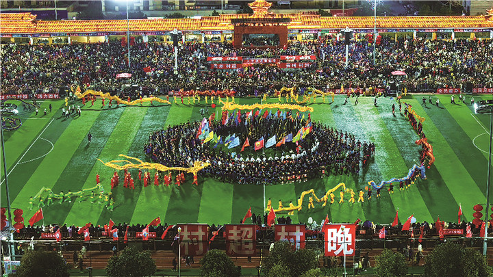 703514-2月3日，民族團(tuán)結(jié)舞《多耶》節(jié)目正在“村超村晚”文藝晚會(huì)上演出（無人機(jī)圖片）。.jpg