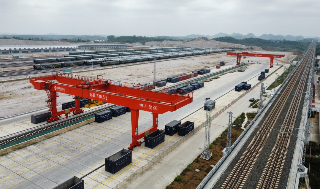 dji_fly_20240406------湖潮貨運(yùn)站位于貴陽樞紐西南角，銜接川黔、黔桂、滬昆等干線，承擔(dān)貴昆至湖林支線客貨到發(fā)和調(diào)車作業(yè)。貴州日報天眼新聞記者 杜朋城 攝影.jpg