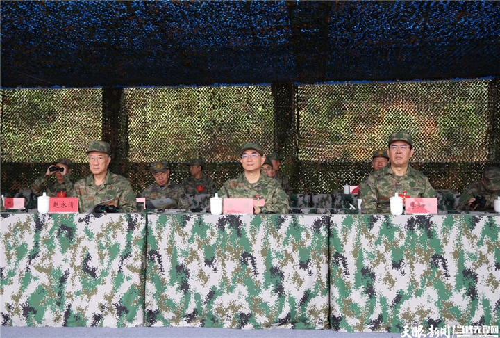 （審定）DPCL8664-2 - ----2024年7月31日，省委書記、省人大常委會(huì)主任、省軍區(qū)黨委第一書記徐麟，省委副書記、省長、省國防動(dòng)員委員會(huì)主任李炳軍，省政協(xié)主席趙永清，省委副書記、省委政法委書記時(shí)光輝等集體參加“八一”軍事日活動(dòng)。圖為省黨政軍領(lǐng)導(dǎo)觀摩應(yīng)急救援、對(duì)抗射擊等活動(dòng)。貴州日?qǐng)?bào)天眼新聞?dòng)浾?杜朋城 攝影.jpg